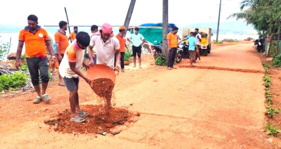 ಅತಿಯಾದ ಮಳೆಯಿಂದ ಗುಂಡಿ ಬಿದ್ದ ರಸ್ತೆ, ರಿಪೇರಿ ಮಾಡಿದ ಅಘನಾಶಿನಿ ಶೌರ್ಯ ತಂಡ