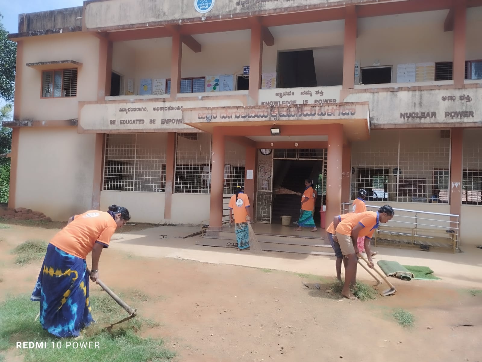 ಯಲ್ಲಾಪುರ: ಮಾವಿನಮನೆ ಶೌರ್ಯ ತಂಡದಿಂದ ಶಾಲೆಯ ಪರಿಸರದಲ್ಲಿ ಸ್ವಚ್ಚತಾ ಶ್ರಮದಾನ; ಶಾಲೆ ಆರಂಭಗೊಂಡ ಹಿನ್ನೆಲೆಯಲ್ಲಿ ಸೇವೆ.