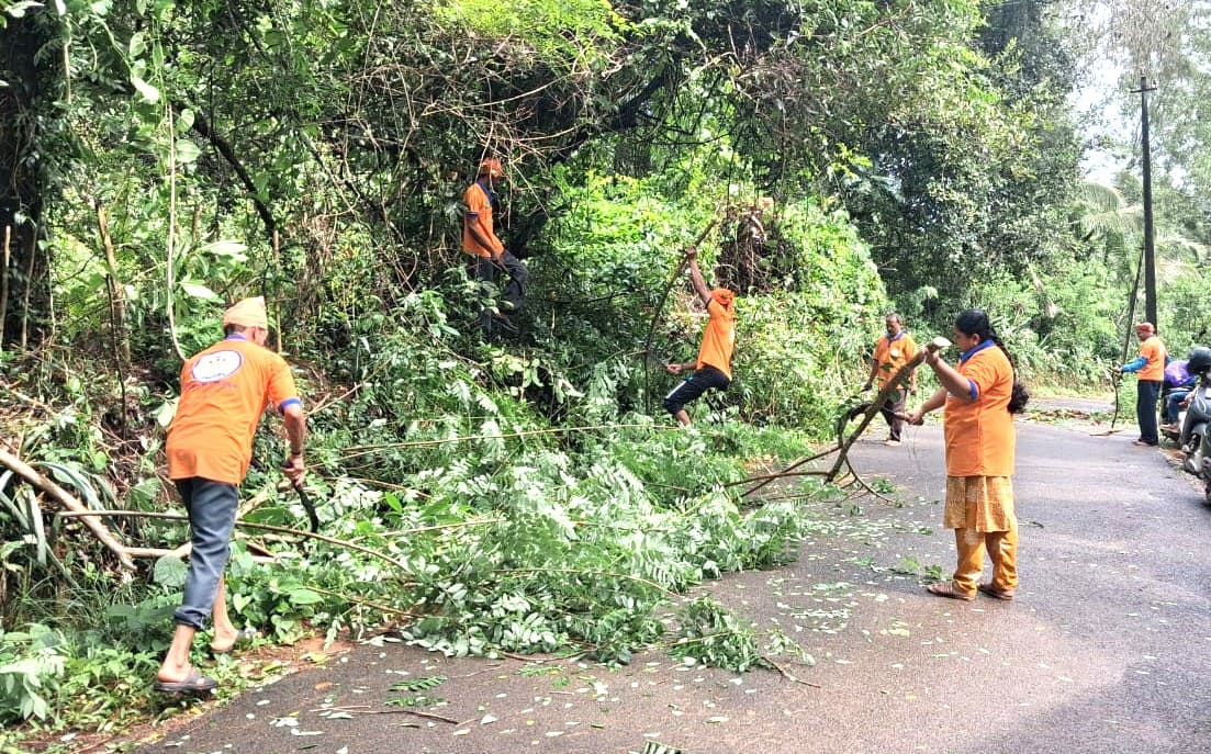 ವಿಟ್ಲ: ಎರಡು ಕಿಲೋಮೀಟರ್ ರಸ್ತೆಯುದ್ದಕ್ಕೂ ಇಕ್ಕೆಲಗಳಲ್ಲಿ ಅಪಾಯಕಾರಿ ಮರದ ಗೆಲ್ಲುಗಳನ್ನು ತೆರವುಗೊಳಿಸಿದ ಶೌರ್ಯ ತಂಡ.