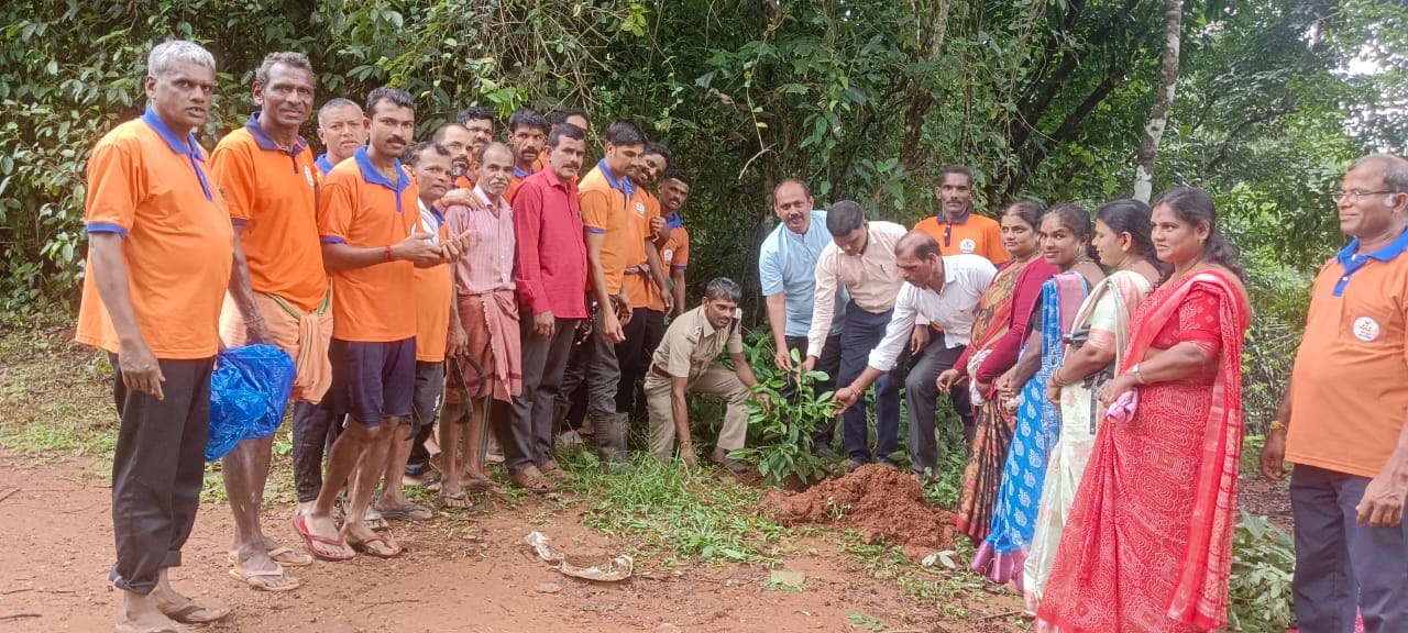 ಗಿಡಗಳ ಪುನಶ್ಚೇತನ ಹಾಗೂ ಅರಣ್ಯದಂಚಿನಲ್ಲಿ ಹಣ್ಣು ಹಂಪಲು ಗಿಡ ನಾಟಿ ಕಾರ್ಯಕ್ರಮ