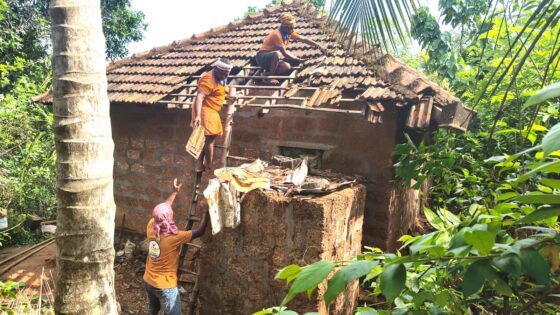 ಅತಿಯಾದ ಮಳೆ, ಹಾನಿಯಾದ ಮನೆ, ರಿಪೇರಿ ಮಾಡಿಕೊಟ್ಟು ಮಾನವೀಯತೆ ಮೆರೆದ ಶೌರ್ಯ ತಂಡ