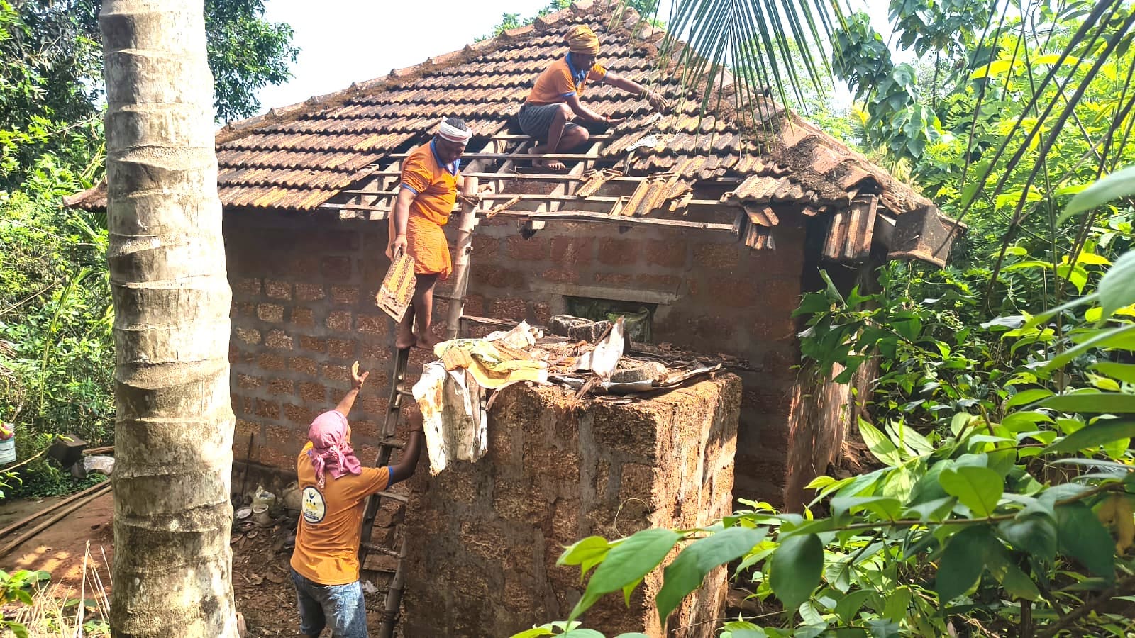 ಅತಿಯಾದ ಮಳೆ, ಹಾನಿಯಾದ ಮನೆ, ರಿಪೇರಿ ಮಾಡಿಕೊಟ್ಟು ಮಾನವೀಯತೆ ಮೆರೆದ ಶೌರ್ಯ ತಂಡ