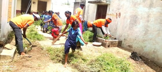 ಯಾದಗಿರಿ: ಹತ್ತಿಕುಣಿ ಶೌರ್ಯ ಘಟಕದಿಂದ ಪ್ರೌಢಶಾಲೆ  ಆವರಣದಲ್ಲಿ ಸ್ವಚ್ಛತಾ ಶ್ರಮದಾನ.