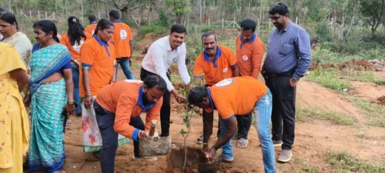 ಆನೇಕಲ್: ಗಿಡ ನಾಟಿ ಮಾಡಿದ ಶೌರ್ಯ ತಂಡದ ಸ್ವಯಂಸೇವಕರು.