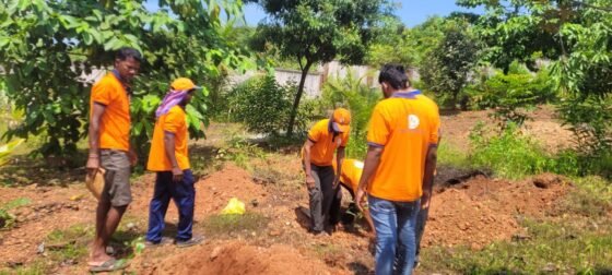 ಅಂಕೋಲಾ: ಕಿತ್ತೂರು ರಾಣಿ ಚೆನ್ನಮ್ಮ ವಸತಿ ಶಾಲೆ ಬೆಳಸೆ ಯಲ್ಲಿ ಹಣ್ಣು ಹಂಪಲು ಗಿಡ ನಾಟಿ ಕಾರ್ಯಕ್ರಮ