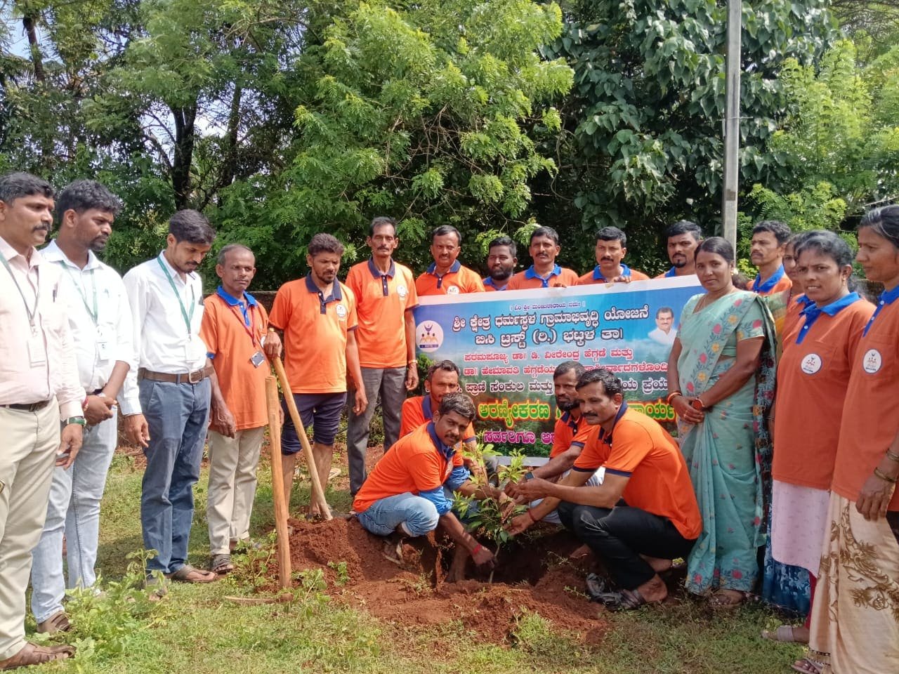 ಭಟ್ಕಳ: 100 ಹಣ್ಣಿನ ಗಿಡಗಳ ನಾಟಿ.