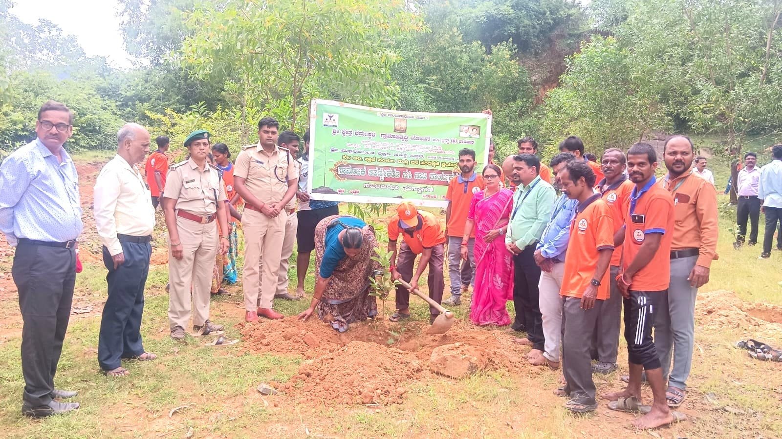 ಕಾರವಾರ: ಸಾಮಾಜಿಕ ಅರಣ್ಯೀಕರಣ ಕಾರ್ಯಕ್ರಮದಲ್ಲಿ 200  ಹಣ್ಣಿನ ಸಸಿಗಳ ನಾಟಿ.
