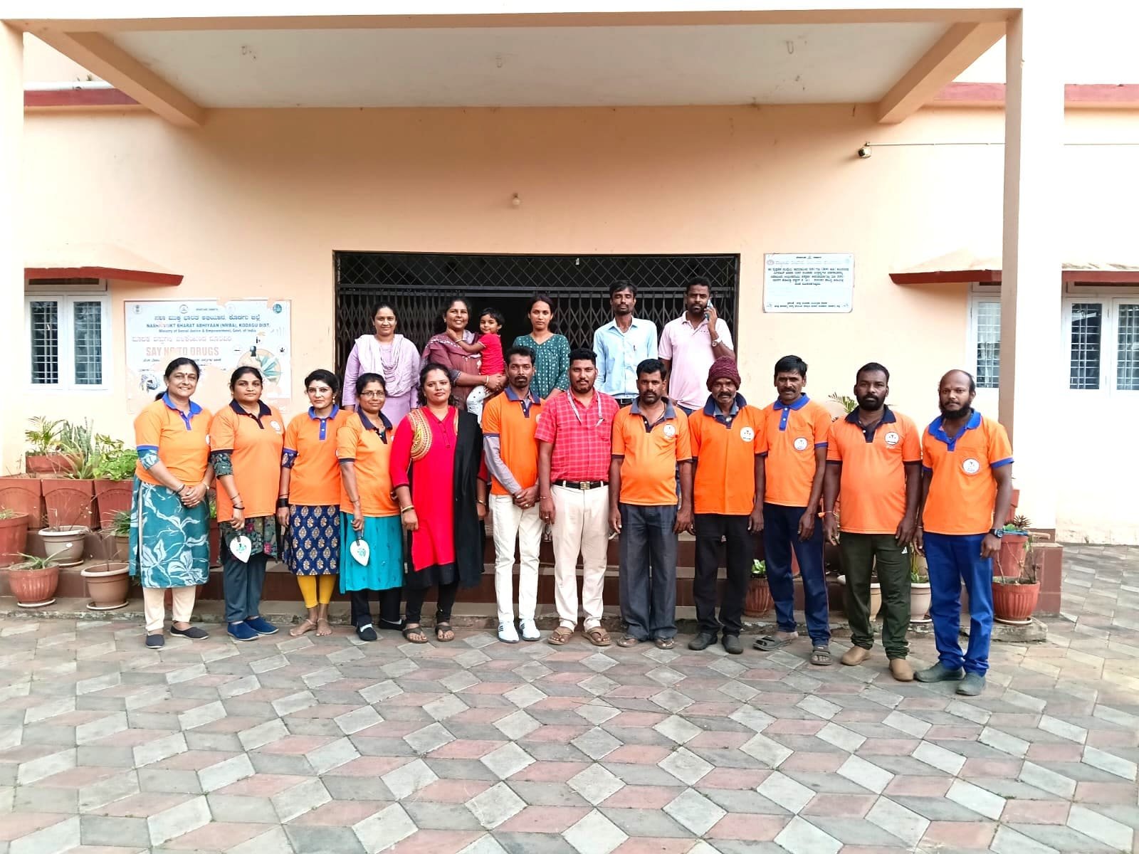 ಮಡಿಕೇರಿ: ಸರ್ಕಾರಿ ಪ್ರಥಮ ದರ್ಜೆ ಕಾಲೇಜು ಆವರಣದಲ್ಲಿ ನಾಪೋಕ್ಲು ಶೌರ್ಯ ತಂಡದಿಂದ ಸ್ವಚ್ಚತಾ ಶ್ರಮದಾನ.