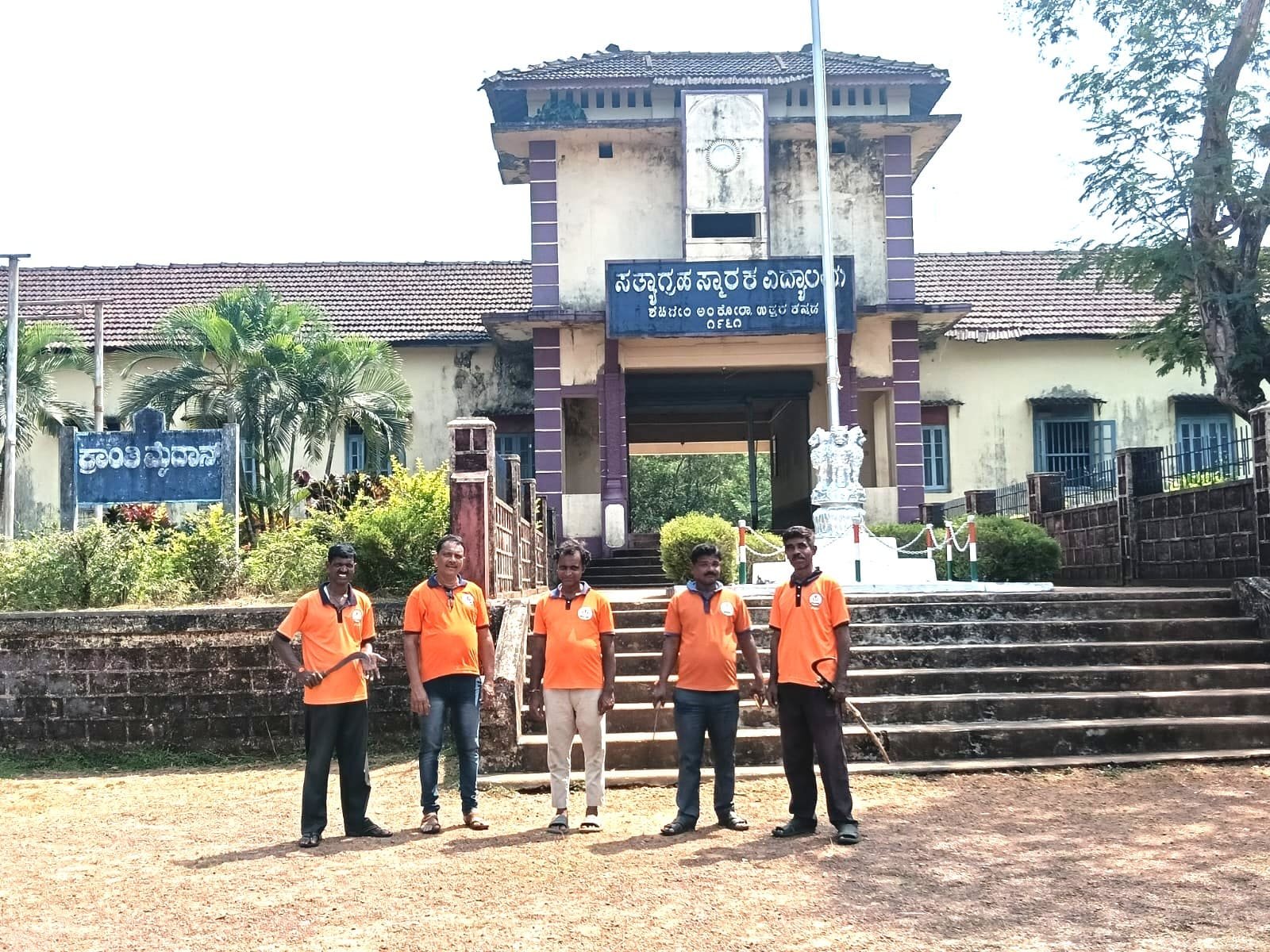 ಅಂಕೋಲಾ: ಸ್ವಚ್ಚತಾ ಶ್ರಮದಾನದ ಮೂಲಕ ಗಾಂಧಿ ಜಯಂತಿ ಆಚರಣೆ, ಅಂಕೋಲಾ ಮತ್ತು ಕಣಗಿಲ್ ಶೌರ್ಯ ಘಟಕದಿಂದ ವಿಶೇಷ ಕಾರ್ಯ.