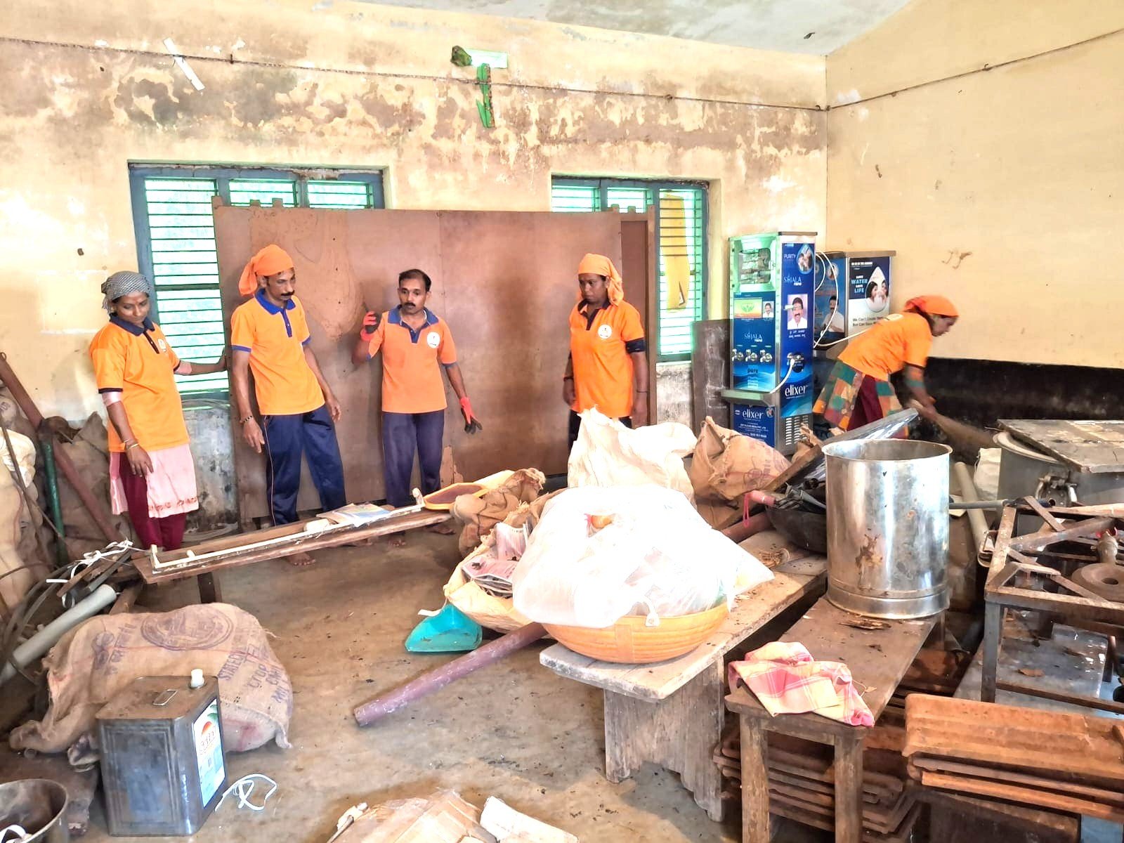 ಸುಳ್ಯ: ಸರಕಾರಿ ಶಾಲೆಯಲ್ಲಿ ಗಾಂದಿ ಜಯಂತಿ ಪ್ರಯುಕ್ತ ಸ್ವಚ್ಚತಾ ಶ್ರಮದಾನ.