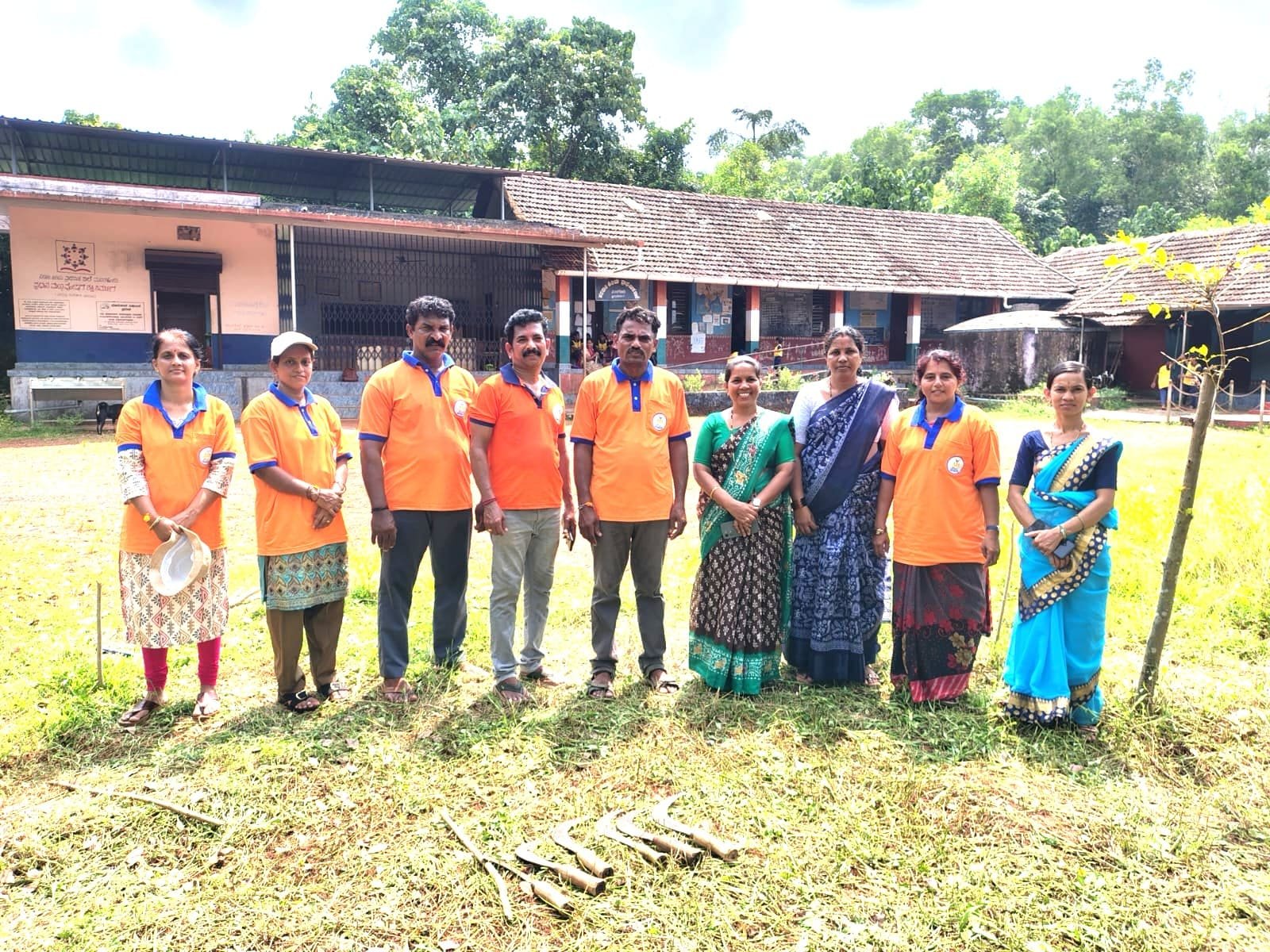 ಉಡುಪಿ: ಗಾಂಧಿ ಜಯಂತಿ ಪ್ರಯುಕ್ತ ಸರಕಾರಿ ಶಾಲೆಯಲ್ಲಿ ಸ್ವಚ್ಚತಾ ಶ್ರಮದಾನ.